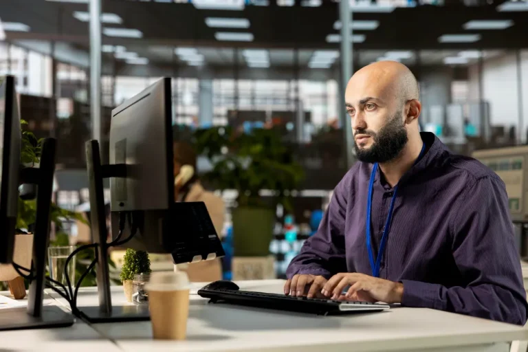 IT helpdesk technician assisting Pittsburgh business with computer support remotely